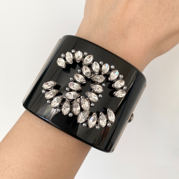 CHANEL 2017K BLACK RESIN CUFF SILVER TONE CC LOGO CRYSTALS NEW IN BOX - Picture 1 of 15